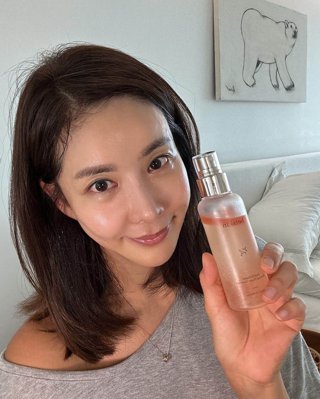 キム・ジュニさんのインスタグラム写真 - (キム・ジュニInstagram)「골프 다녀와서 햇빛에 그을린 피부를 쉬게할겸 샤워하구 오늘은 우리 베이스킨 콜라겐워터에센스만 3번 레이어링 해서 뿌려줬는데요! 정말 촉촉😍  가끔 세안후 스킨케어가 귀찮거나! 리치하고 무거운 스킨케어 단계를 줄이고 싶을때! 우리 콜라겐워터에센스를 2-3번 레이어링해서 뿌려주세요 피부 진정시에는 솜에 적셔 얼굴위에 팩처럼 올려놓아도 좋구요!  귀한 유효성분의 에센스 한통이 가득들어있어 그냥 미스트가 아니라 우리는 “워터에센스”라고 부르기로 했습니다.  정제수대신 콜라겐75%! 차가버섯추출물에 특허성분 Syn-coll까지!  오래 기다려주신 만큼  누구보다 좋은 제품으로 준비했으니깐 우리 수요일 첫런칭으로 만나요🥳  #베이스킨 @beiskin_official」9月17日 17時43分 - evajunie