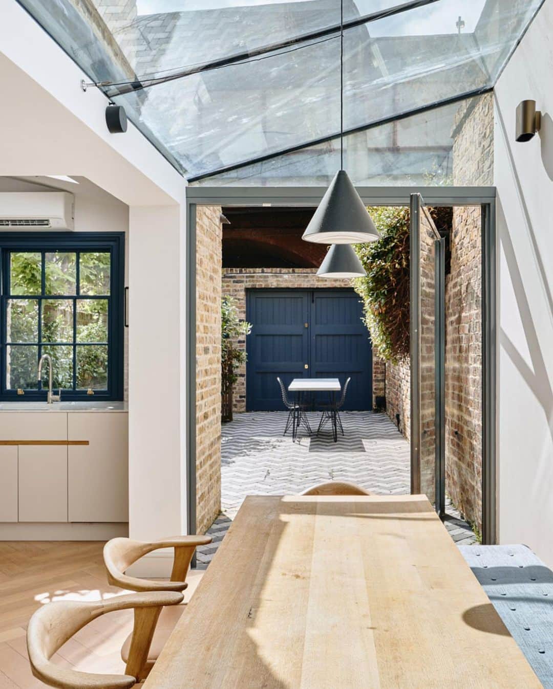 The Modern Houseさんのインスタグラム写真 - (The Modern HouseInstagram)「#forsale Street Wise: a reimagined Grade II-listed home on one of central London’s most recognisable terraces.  Head to the link in our bio to view the full listing.  Roupell Street, London SE1.」9月17日 17時43分 - themodernhouse