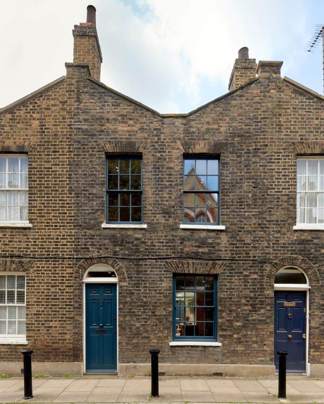 The Modern Houseさんのインスタグラム写真 - (The Modern HouseInstagram)「#forsale Street Wise: a reimagined Grade II-listed home on one of central London’s most recognisable terraces.  Head to the link in our bio to view the full listing.  Roupell Street, London SE1.」9月17日 17時43分 - themodernhouse