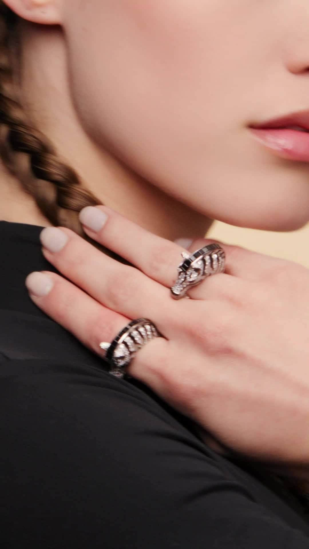 ブシュロンのインスタグラム：「Who am I?⁣ ⁣ I am a symbol of courage. I am untamable and freedom is my watchword. Striped in black and white, I leave my mark on the world. ⁣ ⁣ I am the Zebra.⁣ ⁣ #BoucheronAnimals」