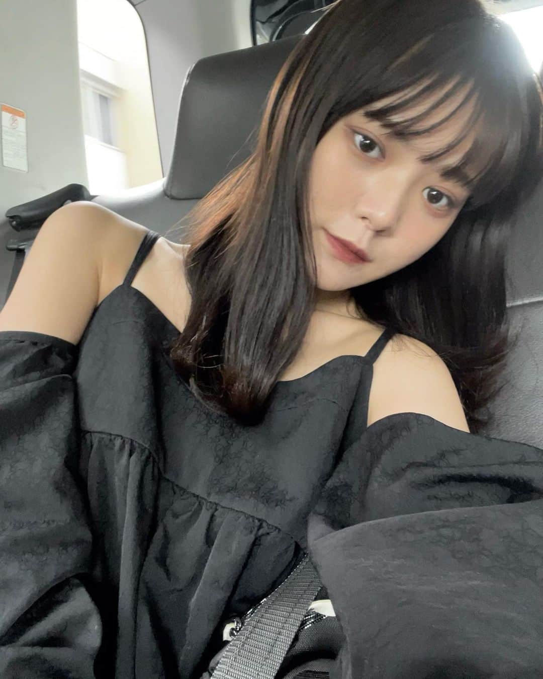木村なつみのインスタグラム：「@natsumikimura_official   お気に入りのワンピ、インナー着たバージョンも！動画もあるから見てね  ・open shoulder gather one-piece 肌触りがよく軽量のナイロン素材を使用したワンピ さりげなく柄になってたり肩紐が二重になってたり細かいところこだわってます 袖やスカート部分にギャザーでボリュームを出し可愛らしさをだしながら 肩を出すことで全体が重すぎない印象に。  online 9/24〜 exhibition 9/24  11:00~21:00 25  11:00~20:00 📍river side gallery Nakameguro」