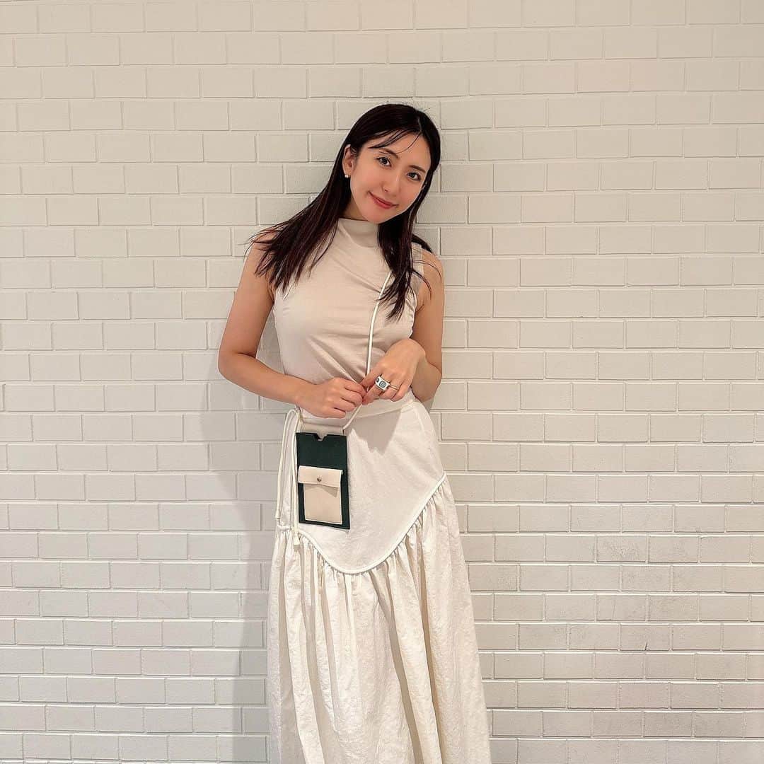mimiさんのインスタグラム写真 - (mimiInstagram)「#mimi服🐹 ♡  tops… @elenore_official  skirt… @public_tokyo  smartcase… @my_little_box_japan   荷物は必要最低限しか持たないので スマートケースに携帯とカードと鍵だけ☺️  このスマートケースは今月届いたマイリトルボックスに入ってました☺️🤍 カラーも秋っぽくて好き♡  今月は大好きな @shuuemura のリップの現品とクレンジングとブースターが入ってて豪華すぎました🥹✨ ・ #秋服 #秋服コーデ #ミニマリスト #ミニマリストの持ち物 #スマートケース #おしゃれさんと繋がりたい #服好きな人と繋がりたい #publictokyo #shuuemura #mylittlebox #ootd #outfits #マイリトルボックス #シュウウエムラクレンジングオイル #シュウウエムラリップ」9月17日 17時58分 - chan.mi3
