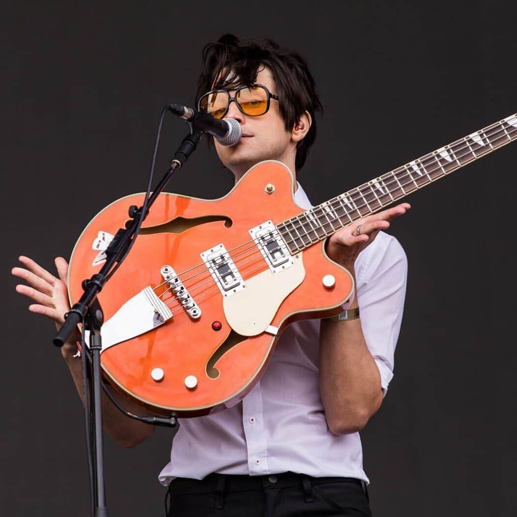 Rock Soundのインスタグラム：「iDKHOW’s Dallon Weekes has shared a statement with fans, updating them on the progress of their new album and confirming that drummer Ryan Seaman is no longer a part of the band  Dallon wrote in a message on social media (September 17) that “Regrettably, Ryan will no longer be participating in iDKHOW. After a series of broken trusts, it became necessary to let him go. While it was very sad to lose a friend of fifteen years, iDKHOW is very important to me. It’s how I provide for my family, and I take that very seriously.”  He also confirmed that Dave Fridmann, known for his work with The Flaming Lips and Phantom Planet among others, has produced the upcoming new album which will arrive via Concord Records  Get the full story at ROCKSOUND.TV, link in bio  📸 Corinne Cumming  #idkhow #idontknowhowbuttheyfoundme #dallonweekes #alternative」