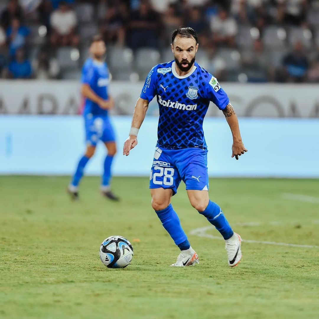 マテュー・ヴァルブエナのインスタグラム：「BIG ENCOUNTER 🔝 🆚 @apoelfcofficial  Let’s go Apollon 🔵⚪️🇨🇾」