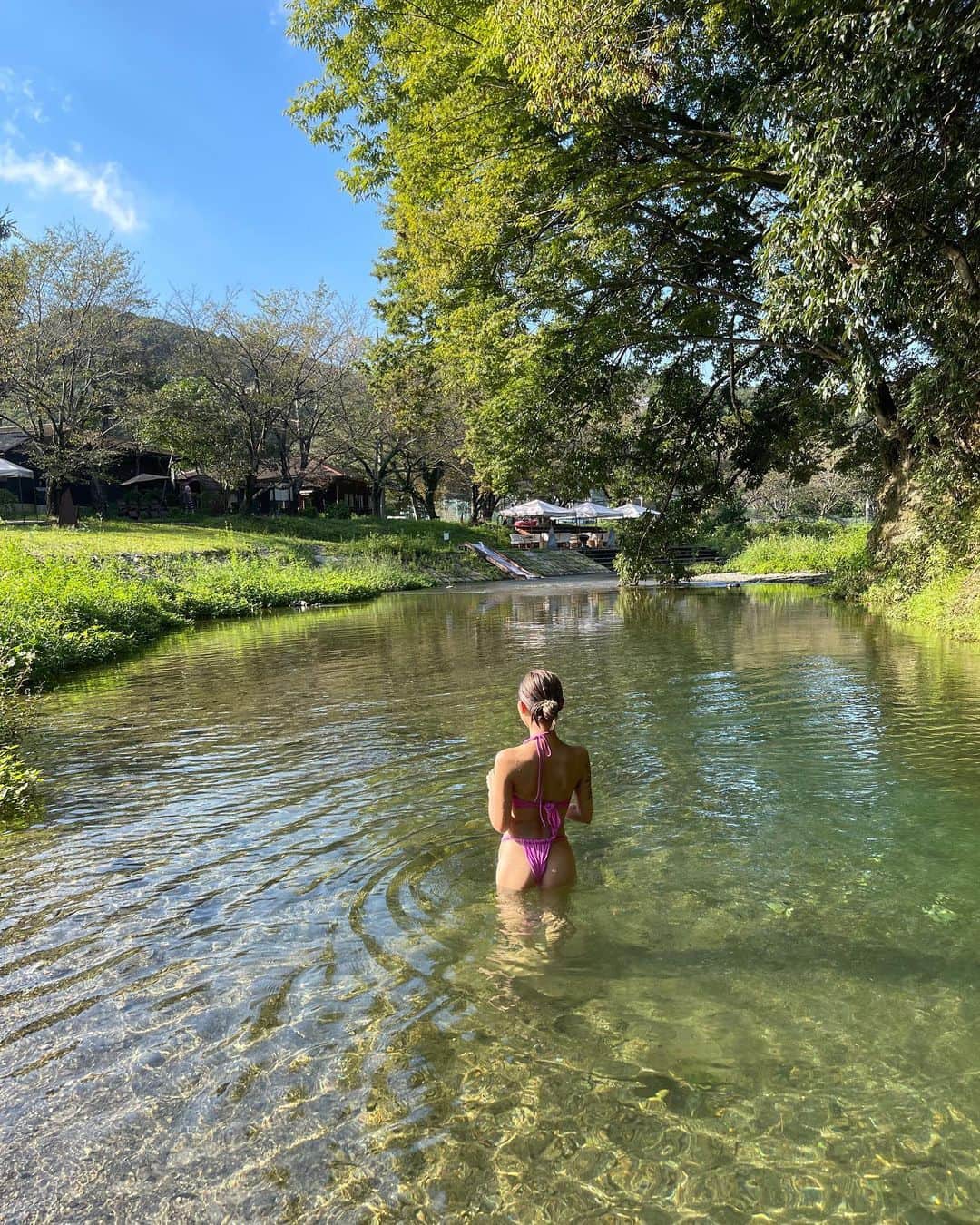 中村香夏のインスタグラム：「. 川の中で整ってたら魚にツンツンされた🐟」