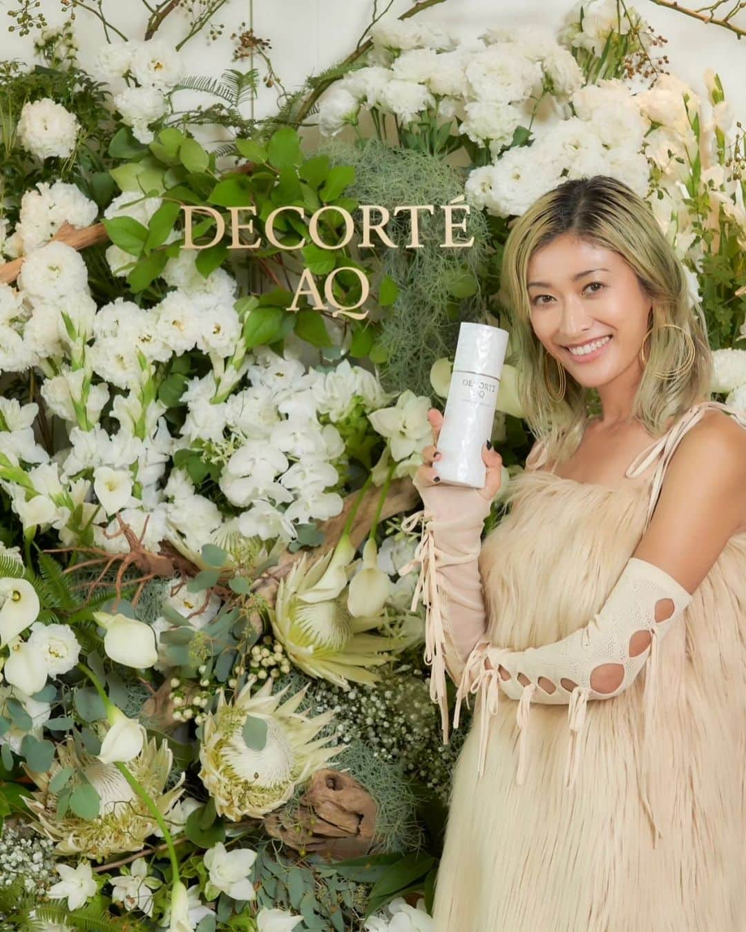 山田優のインスタグラム：「コスメデコルテ @decorte_official 最高級ライン「AQ」の新商品体験会へ！  最初に心をつかまれたのは、新AQの極上の香り♡ とてもリラックスできる金香木の香りが凄く心地よかった♡♡♡  “心の幸福感が美肌へつながる原動力になる”らしく 自分の好みの香りでHAPPYを感じながらスキンケアするのって理にかなってて、やっぱり大事なんだなと実感！  そして、洗顔後すぐに乳液を使う #ツヤ出し先行乳液 という特別なシステムも新鮮👀  フタするのではなく かたくなりがちなお肌をときほぐし 化粧水がなじみやすい状態をつくり出して 肌そのものが内側から発光するような 上質な輝くツヤと わき上がるようなハリと弾力を叶えてくれるそう♥️  大好きな香りの新AQで “肌と心の究極のリラクゼーション”を楽しみまーす!!!!!  素敵な空間で、ヨンヨン @youn1029 とも過ごせて とっても幸せな時間でした♡♡♡  #DECORTEAQ #コスメデコルテ #幸せシグナル美容 #PR」