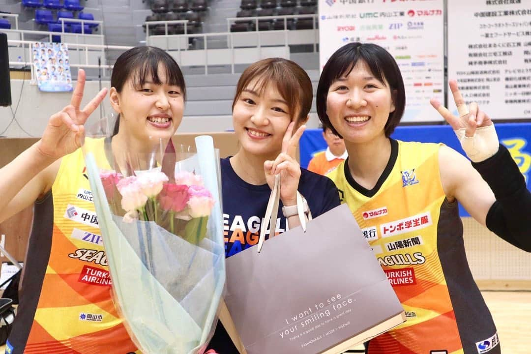 及川真夢のインスタグラム：「2023岡山シーガルズファン感謝会！！！ 会場まで足を運んでくださった皆様、ありがとうございました。 とても楽しくて、改めてシーガルズの良さを感じることができました🫶 そして何より、チームのみんなが大好き💕  岡山シーガルズを皆さんと共に、応援します！  ありがとうございました☺︎  みずき誕生日おめでとう🎊 2023.9.16  #岡山シーガルズ #ファン感謝祭  #1996年組 #Vリーグ #女子バレー #volleyball #バレーボール #岡山 #赤磐市 #岡山武道館」