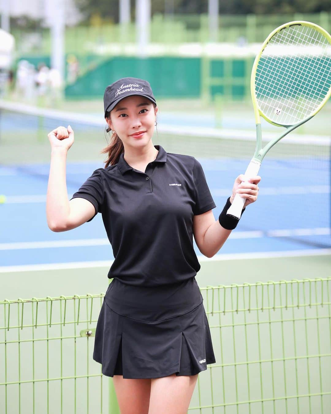 コ・ウリ のインスタグラム：「우당탕탕 테니스 대회 >_<🎾  여러분~ 주말 잘 보냈나요? 전…오늘도 졌다 흐😥 너무너무 어렵다 😭  난 언제쯤 1승 해보려나요?ㅋㅋ 멀고도 험한 테린이의 길 🙋🏻‍♀️ 도전은 계속 된다🔥🔥🔥 그래도 수정이랑 엄청 즐겁게 쳐서 후회는 없따  담에 또 나가야지 🤗🎾🎾 주말 마무리 잘하세욥‼️😍  #테니스 #테니스대회 #예탈 #젔잘싸 😔 #테린이 🎾🎾🎾」