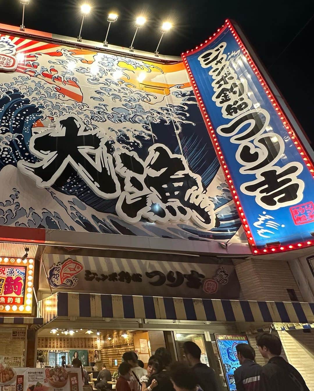 大知めぐみさんのインスタグラム写真 - (大知めぐみInstagram)「The観光客✈️w ⁡ 大阪でUSJは行ったことありましたが、人生初の大阪観光でした！ ⁡ やっぱりベタな所に行きたくてw ・通天閣 ・グリコ ・コリアタウン ↑めちゃくちゃテンション上がりましたw ⁡ そして ・お好み焼き ・たこ焼き ・串カツ ↑もガッツリ観光客の皆さんと並んで食べました笑 ⁡ 淡路島や新世界ではYouTubeの撮影もしたので もう少しで川のYouTubeがアップ出来るので そちらものんびりと楽しみにして頂けたら 嬉しいです…🙏🏻💕笑  ⁡ #大満足な関西旅行でした✈️ ⁡#6日目にはエセ関西弁使い出してパパに怒られる😂  ⁡ ⁡ ⁡ ⁡ ⁡ ⁡ ⁡ ⁡ ⁡ ⁡ #大阪グルメ #大阪 #大阪観光 #大阪ランチ #新世界 #旅行 #家族旅行 #通天閣#娘 #育児 #子供 #子供のいる暮らし #こども  #こどものいる暮らし#4歳 #主婦#女の子のママ #followｍe #女の子ママ #육아스타그램 #육아 #육아소통 #육아맘 #맘스타그램 #グリコ #新世界グルメ #コリアタウン #鶴橋コリアンタウン」9月17日 18時07分 - megmeg0715