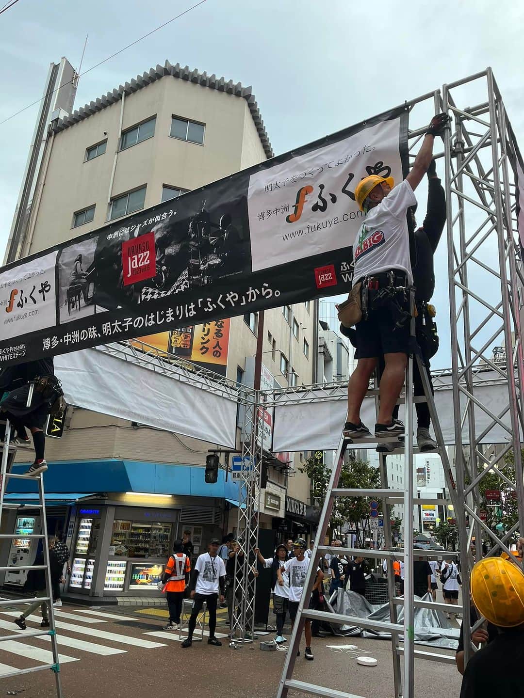 深町健二郎さんのインスタグラム写真 - (深町健二郎Instagram)「ホワイトステージ、今回は何と設営からたったの40分間で、最初のバンドNautilus始まりました！  #中洲ジャズ  #ホワイトステージ #中洲交番前交差点 #Nautilus #JazzFunk」9月17日 18時08分 - kenjirofukamachi