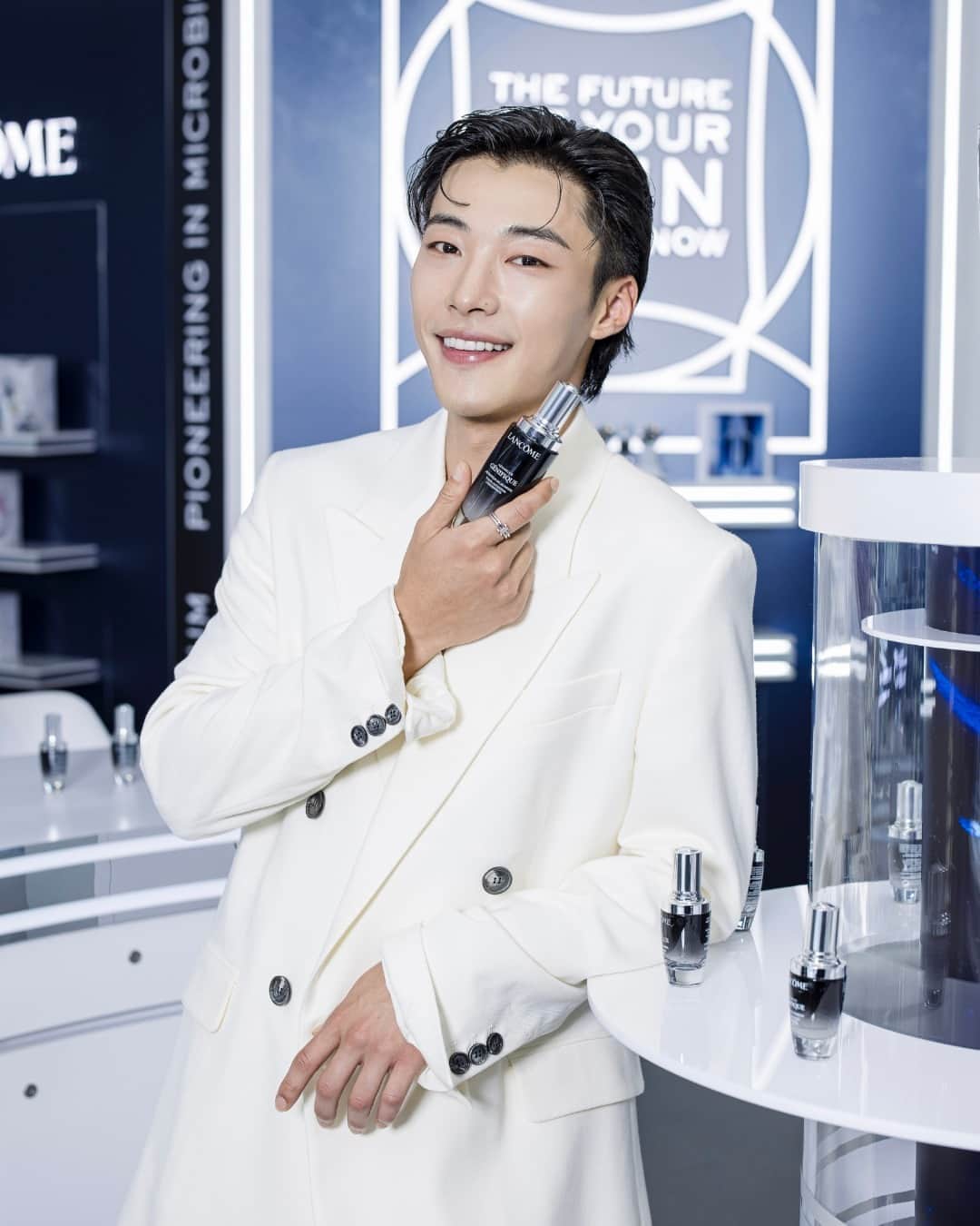 Lancôme Officialさんのインスタグラム写真 - (Lancôme OfficialInstagram)「The Lancôme Skin Science Club landed in Singapore for an unforgettable evening alongside Korean actor Woo Do-Hwan (@wdohwan) and friends of the House from Singapore and Malaysia. The Advanced Génifique Skin Repair Lab pop-up offered guests and attendees the chance to discover Lancôme’s #1 serum’s repairing properties and learn more about its ability to defend against external skin aggressors. #Lancome #Genifique #Skincare #Testedforlife」9月17日 18時00分 - lancomeofficial