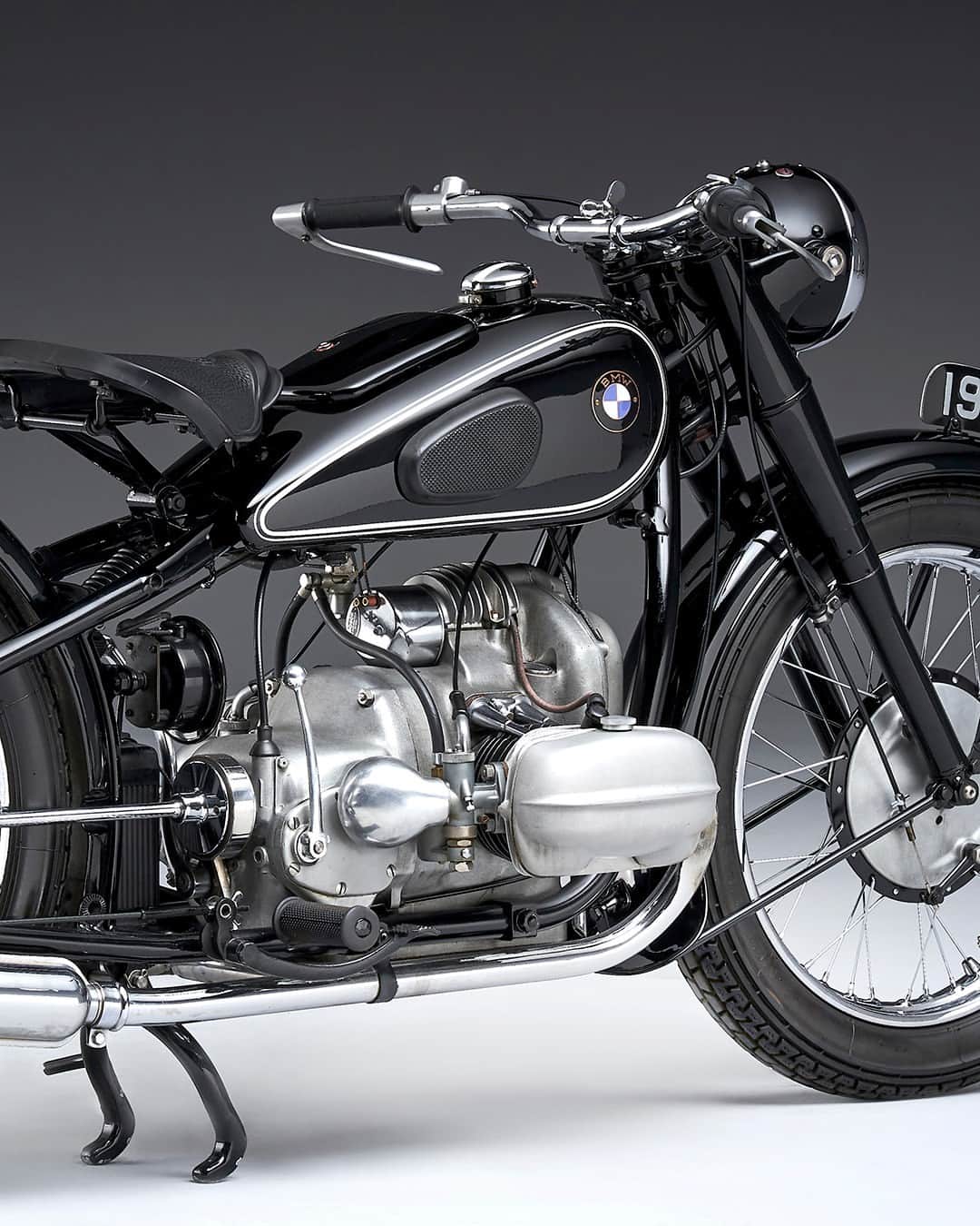 BMW Motorrad Japanさんのインスタグラム写真 - (BMW Motorrad JapanInstagram)「“Boxer Engine”  BMW Motorradを象徴するメカニズムのひとつ、ボクサーエンジン。航空機エンジンの製造を発端とするBMWが、1923年に初めて世に送り出したモーターサイクルR 32から、100年にわたって進化させてきたのがボクサーエンジンです。  史上最大排気量を誇るBMW R 18シリーズは1930年代の名車、R 5をイメージソースとしながら、現代的な空油冷ボクサーエンジン像を世に打ち出しました。時代に合わせて進化するボクサーエンジンは、排気量こそ違いますが、その根本的なメカニズムは創業以来受け継がれています。  変わりゆくもの、そして変わらないもの。  BMW Motorradのアイデンティティはこれからも #駆けぬける歓び のために進化を続けていきます。  #MakeLifeARide #SoulFuel #BoxerEngine #R5 #BMWR18 #BMWMotorrad #BMWモトラッド」9月17日 18時00分 - bmwmotorradjapan