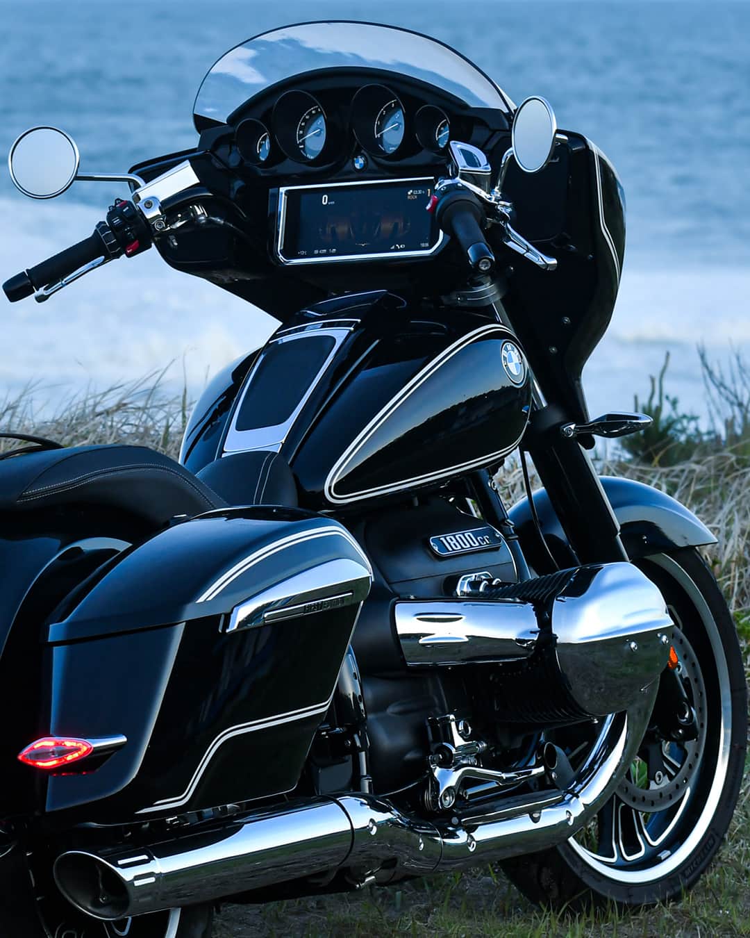 BMW Motorrad Japanさんのインスタグラム写真 - (BMW Motorrad JapanInstagram)「“Boxer Engine”  BMW Motorradを象徴するメカニズムのひとつ、ボクサーエンジン。航空機エンジンの製造を発端とするBMWが、1923年に初めて世に送り出したモーターサイクルR 32から、100年にわたって進化させてきたのがボクサーエンジンです。  史上最大排気量を誇るBMW R 18シリーズは1930年代の名車、R 5をイメージソースとしながら、現代的な空油冷ボクサーエンジン像を世に打ち出しました。時代に合わせて進化するボクサーエンジンは、排気量こそ違いますが、その根本的なメカニズムは創業以来受け継がれています。  変わりゆくもの、そして変わらないもの。  BMW Motorradのアイデンティティはこれからも #駆けぬける歓び のために進化を続けていきます。  #MakeLifeARide #SoulFuel #BoxerEngine #R5 #BMWR18 #BMWMotorrad #BMWモトラッド」9月17日 18時00分 - bmwmotorradjapan