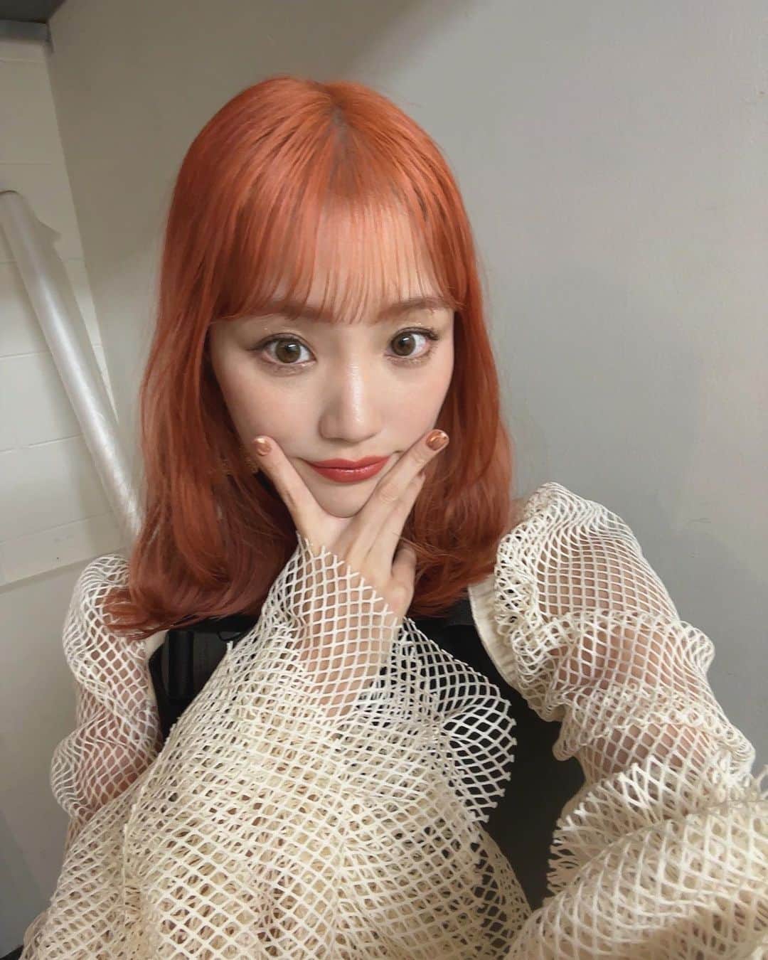瀬川あやかのインスタグラム：「* お気に入りのオレンジヘア🍊 もう見慣れたかな笑 ピンクも入ったかわいい色〜😮‍💨♡ たくやさん @n__n__n__08 にいつもお願いしてます🙋‍♀️  ツアー衣装のバサバサかわいいメッシュ袖は @nontokyo_official の♡  ポーズは主に平成期に多く見られた裏アゴピです」