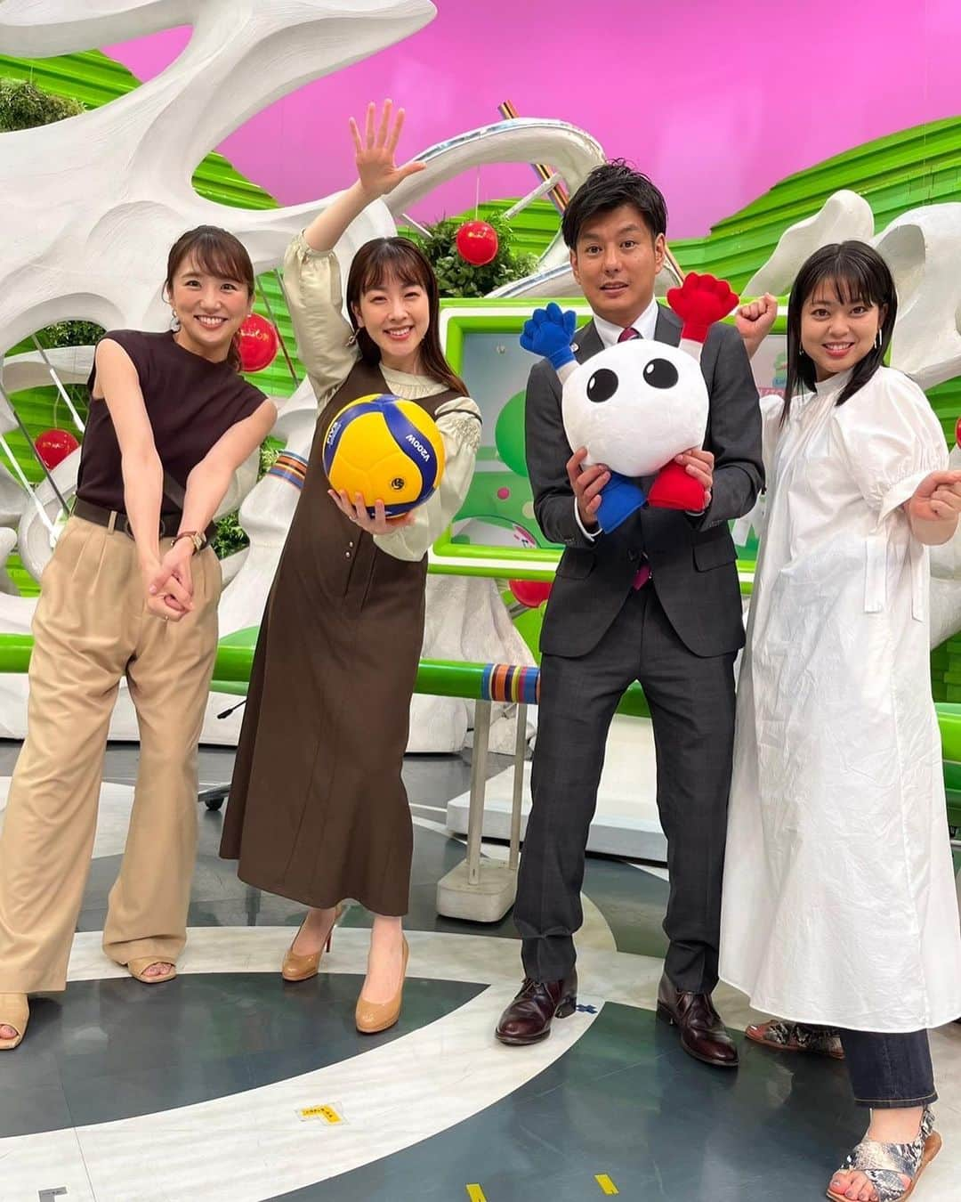 フジテレビアナウンサーのインスタグラム：「. 今夜7時からはアルゼンチン戦！ 実は今日が序盤最大の山場…！？ 本日実況を担当する中村アナの見どころ解説です🏐🌟  #ワールドカップバレー2023 #頑張れニッポン #中村光宏アナ」