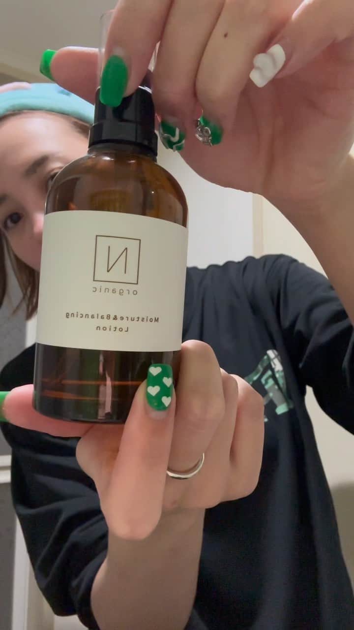 田原愛里のインスタグラム：「スキンケアの事聞かれたので頑張って リール撮ってみた😂😂😂  洗顔後は絶対クレンジングタオルで 顔を拭くようにしてます☺️  使っているものは、 ①VTマイルドリードルS50 これ、針が入ってる美容液！ めちゃチクチクするし、わたしは敏感肌だから 1番針の本数が少ないタイプを使ってます！ 結構チクチクする😂  ②ルルルンプレシャスw 4FB くすみとか美白タイプだった気がする 朝晩5分だけつけてます  ③N organicモイスチュア＆バランシングローション ５プッシュくらい かなり保湿されますこれすごい。  ④POLAリンクルショットメディカルセラムN 最強のシワ改善美容液 これは試供品なので切れたら買いますけど、 高すぎるやつ。 けどマジでシワに効きます😳😳  ⑤N organicモイスチュア＆バランシングセラム お肌もっちりになって気持ちがいいです💓  ⑥フィービービューティーアップアイラッシュセラム まつげ美容液 まつげ美容液って瞼とか目の下に 色素沈着しやすいんですけど、これはしないし まつげパーマしてる時とかつけるともちがいいから ずっと使ってます！  特にこだわっているところはないけど、 朝晩パックする 首までスキンケアする くらいですかね☑️  スキンケア以上！  最後はまいにちの朝食🥣 基本プロテインとフルーツが多い☺️ この日は桃🍑食べまたした💓 最近桃大好き☺️」