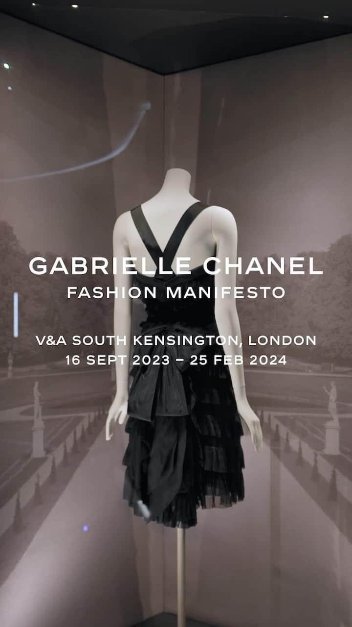 宮沢氷魚のインスタグラム：「A fantastic visit to the GABRIELLE CHANEL FASHION MANIFESTO at the V&A SOUTH KENSINGTON, LONDON.  @chanelofficial  #CHANELexibitions」