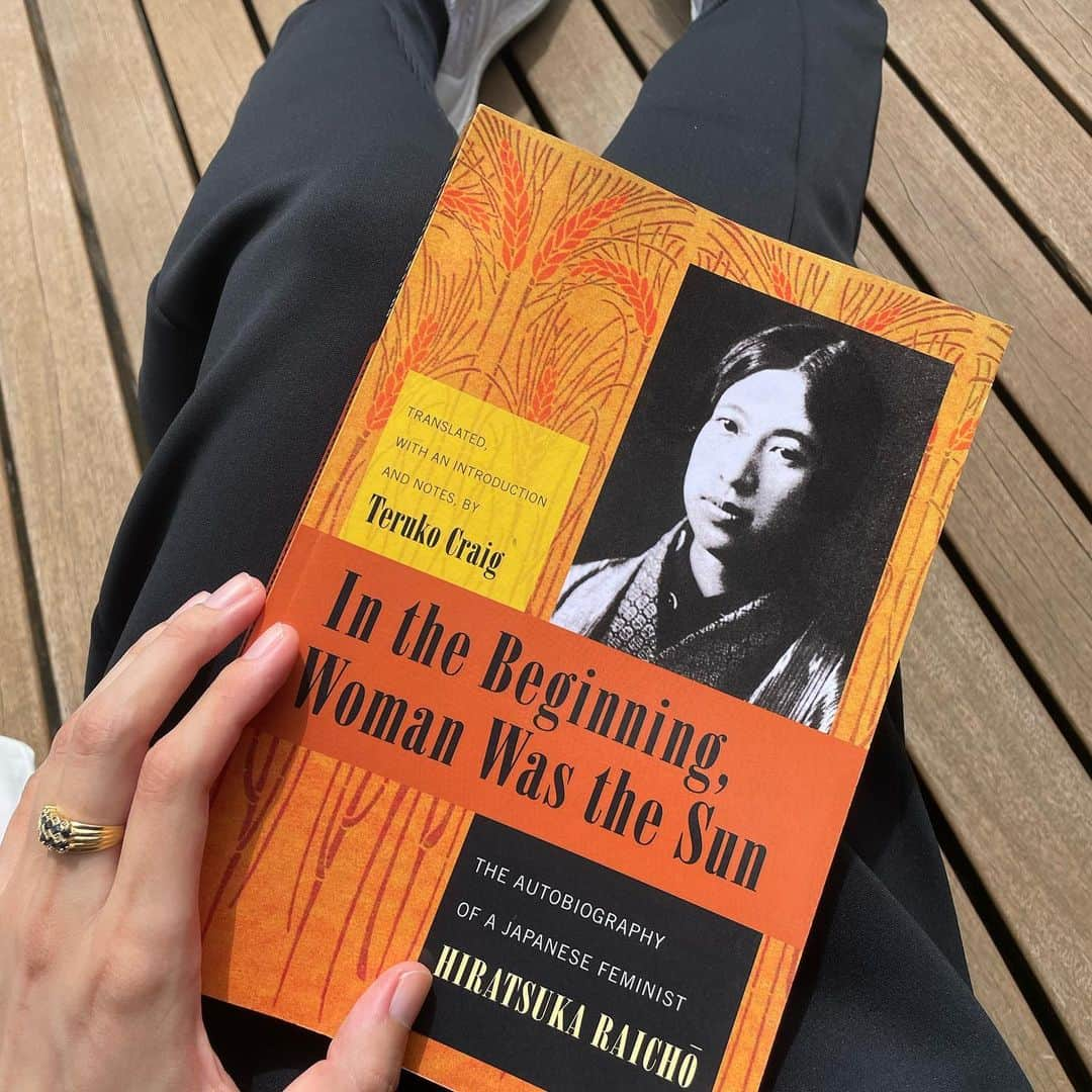 フェン・シャーニィーさんのインスタグラム写真 - (フェン・シャーニィーInstagram)「Morning stroll with my new book gifted from my dad ☀️🫶🏻  公園に散歩して本を読むことが好きなので、ウェアを着ながら撮ってみた🦒  #adidas #pr @adidastokyo」9月17日 18時16分 - sharniefenn