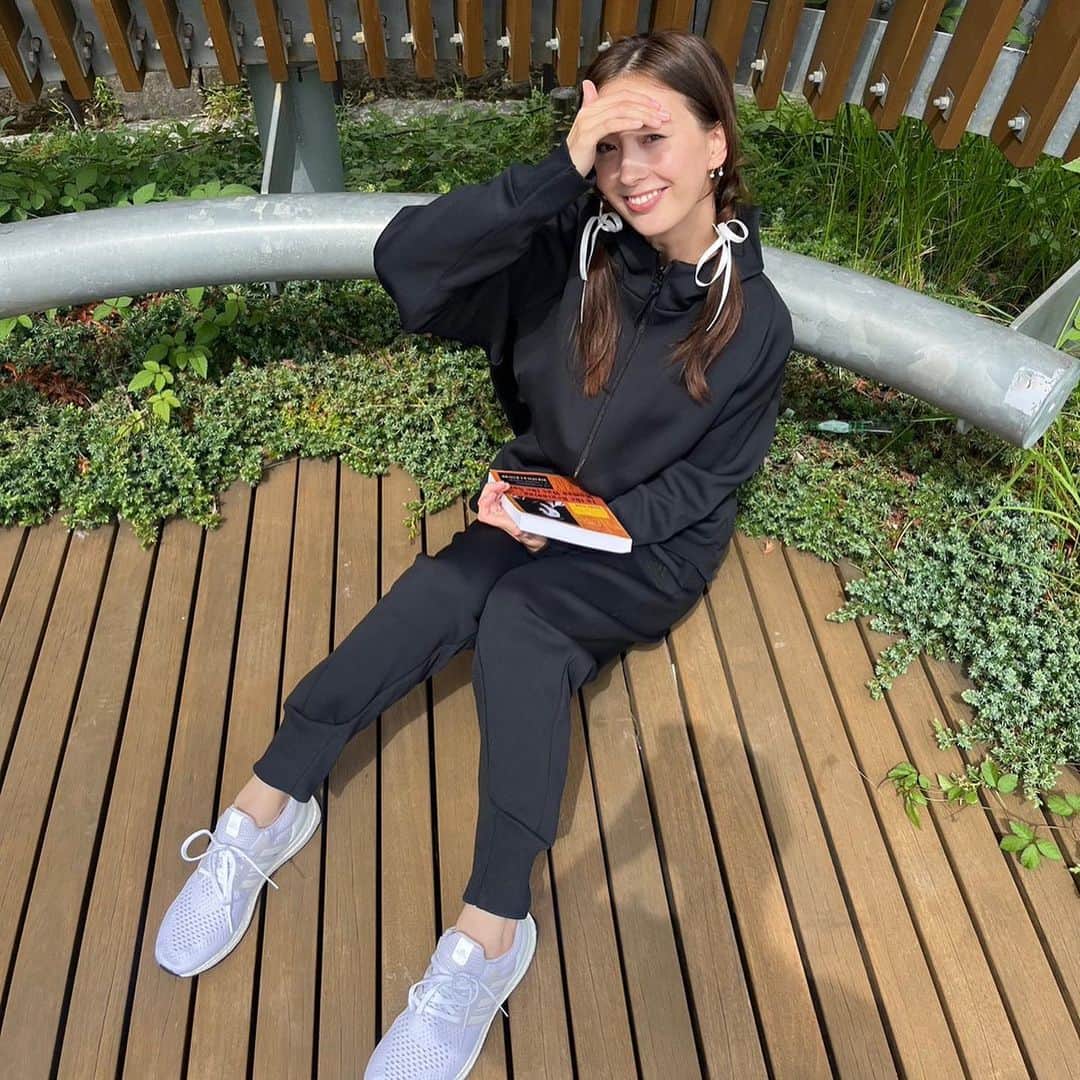 フェン・シャーニィーのインスタグラム：「Morning stroll with my new book gifted from my dad ☀️🫶🏻  公園に散歩して本を読むことが好きなので、ウェアを着ながら撮ってみた🦒  #adidas #pr @adidastokyo」