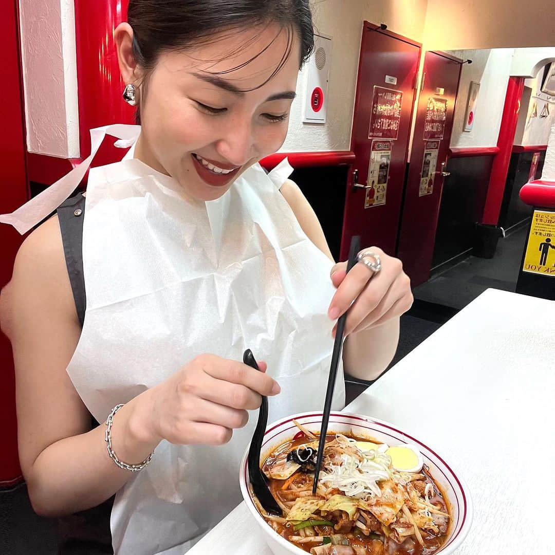 芦田美歩のインスタグラム：「. . .  ついに、やってしまいました 人生初の蒙古タンメン中本🍜🌶️  この数年、激辛を食べ続けた結果、 北極も余裕で完食できるまでになりました  この世界の師匠に北極はまだまだ辛くできると教えてもらったので 次はもっと辛くしてみたいと思います🌶️🌶️  ※激辛グルメのお仕事依頼お待ちしております  . . . #蒙古タンメン中本 #北極 #激辛好きさんと繋がりたい  #みふのもぐもぐ日記」