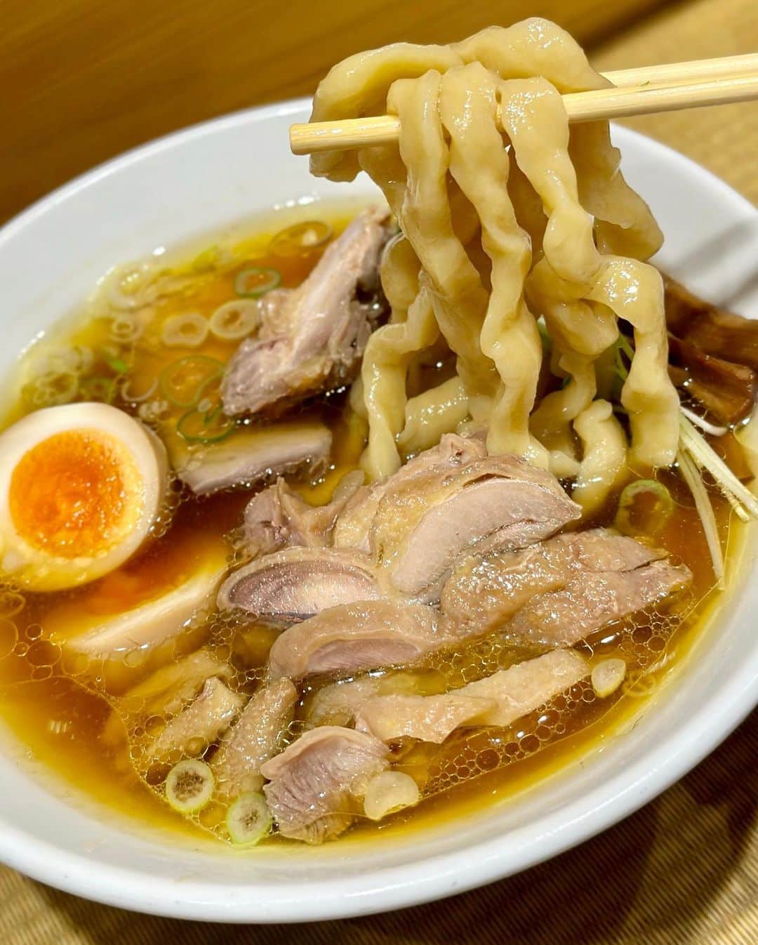 のインスタグラム：「恵比寿『手打 親鶏中華そば 綾川』で、「親鶏中華そば」極太麺に、チャーシュー(親もも) & 自家製煮卵トッピング。 こちらのスープも親鶏も大好きなのですが、初めて食べたすいとんみたいな食感の極太麺、めっちゃ美味しかった！  #手打親鶏中華そば綾川 #具義ラーメン2023 #具義恵比寿2023」