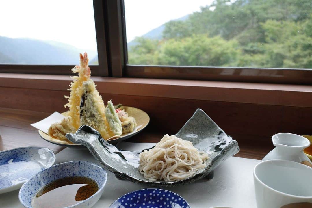 山本里菜のインスタグラム：「. 美しい景色と美味しい蕎麦  #蕎麦 #見晴茶屋兎月  #箱根」
