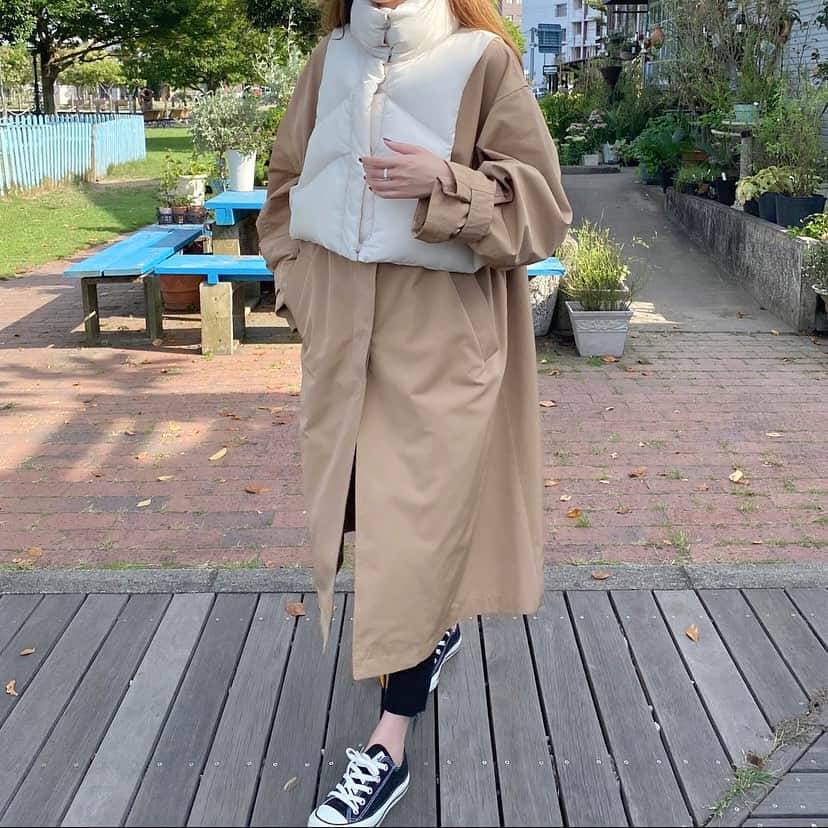 のインスタグラム：「・ 秋冬先取りコーデ🍁  @angie_vintage_official の中綿ベスト付き3WAYステンカラーコート🌷  ステンカラーコート・中綿ベスト・両方重ねて着る3パターンの着こなしが楽しめるコート✔︎  秋とか春はステンカラーコート・ベストそれぞれ使えるし、寒くなったら重ねて着ると可愛い🩵  ボリューム感のある袖のシルエットも可愛い♡！  私の身長が164cmなので丈感など参考にして下さい☺️  今ZOZOTOWNで¥1,000クーポン開催中です📢  #angie #angie_vintage #angie_ootd  ブログにも詳しく書いてます📝」