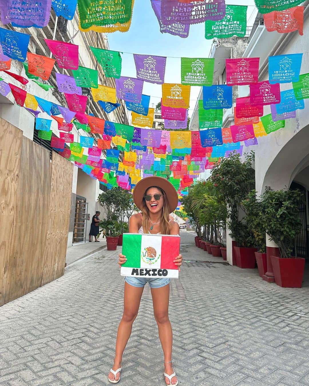 のインスタグラム：「【船で世界一周中です🌎🚢】 ２つ目の寄港地Mexico🇲🇽につきました！！ ⁡ ⁡ HawaiiからMexicoまでかかった日数は 10日間！！！長旅って感じるけど船の中が 濃すぎてあっという間の感覚🥹 ⁡ ⁡ ⁡ リメンバーミーの世界が感じれてついた時の 人がとーーーっても優しくてあったかくて 大好きになった国🇲🇽❤️‍🔥❤️‍🔥 ⁡ ⁡ ⁡ ⁡ ⁡ ⁡ ⁡ 📍#Mexico #manzanillo 📸#iphonecam ⁡ ⁡ ⁡ ⁡ ⁡ #ピースボート#世界一周#豪華客船#peacebort# #peacebort115#ピースボート115#メキシコ旅行#マンサニージョ」