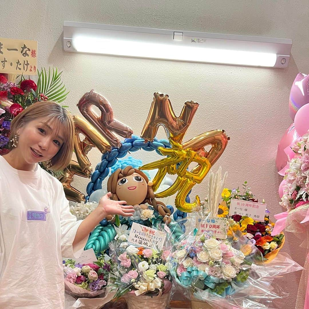 千葉あやさんのインスタグラム写真 - (千葉あやInstagram)「. まーなちゃん、10周年記念ライブ、観に行って来ました✨㊗️  実はものまねスター誕生の時が出会いで、 お互いものまねを遅めスタートで、子供がいて、、、と、 何かと色々と共通点もあり。  何度かお知り合いの舞台を観に行ったり、収録で一緒になったり、、など過ごしたりした10年間。  この間のものまねグランプリで、久々に再会して、 帰り道に色々と話しながら、10年があっとゆう間だったよねぇ、なーんて話しながら帰ったりして。  そんなまーなちゃんの『10周年記念ライブ』in そっくり館キサラ  スタートから本当に最高でした😭👏  私も最初から涙腺ゆるゆるで何だか色々と感情が溢れて、 終始もらい泣きしてました🥹  満席の大盛況で、素敵な素敵な周年ライブ✨  本当にお疲れ様〜🥹✨  そして、これからの活躍も楽しみにしてるーー🩷🩵  またどこかでご一緒できたら嬉しいなぁ🩵🩷  素敵な周年ライブを本当にありがとう😊  改めて疲れ様 & 改めておめでとうっっっ㊗️🎊  #ものまね #そっくり館キサラ #まーな ちゃん #きゃりーちゃんものまね #工藤静香さんものまね #響乃じゅん子 さん #鈴木みずほ さん #ホリプロコム スペシャルゲスト #ホリ さん #たいぞう さん #ドロンコへいや さん #坂本彩ものまね」9月17日 18時12分 - aya_sakaya56