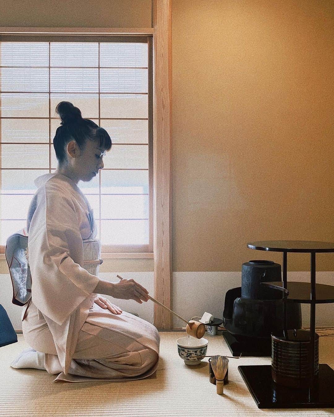azumiさんのインスタグラム写真 - (azumiInstagram)「二ヶ月ぶりのお稽古 久しぶりでしたが 『綺麗なお点前でした』とお褒めいただきました♪  First practice in two months It had been a long time. I was complimented on my beautiful tea ceremony.  #azumicha #azumikimono #茶道 #裏千家 #茶の湯 #kimono #着物 #単衣」9月17日 18時14分 - xx_azumi_xx