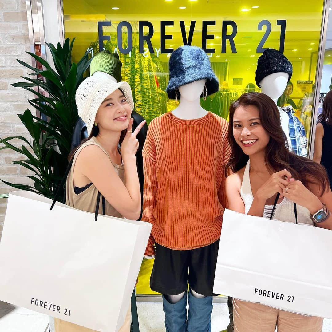 中城あすかのインスタグラム：「9月15日(金)に横浜ジョイナスにオープンしたForever21に遊びに行ってきました💛  今年の春に環境配慮型ブランドに生まれ変わって日本へ帰ってきて、販売はECサイトがメインですが、徐々に店舗も増えているようです〜！  実際に手に取って、試着してお買い物するってやっぱりいいねっ✨  たくさんお買い物しちゃいました🫶🏻  #forever21 #フォーエバー21 #横浜ジョイナス #横浜」