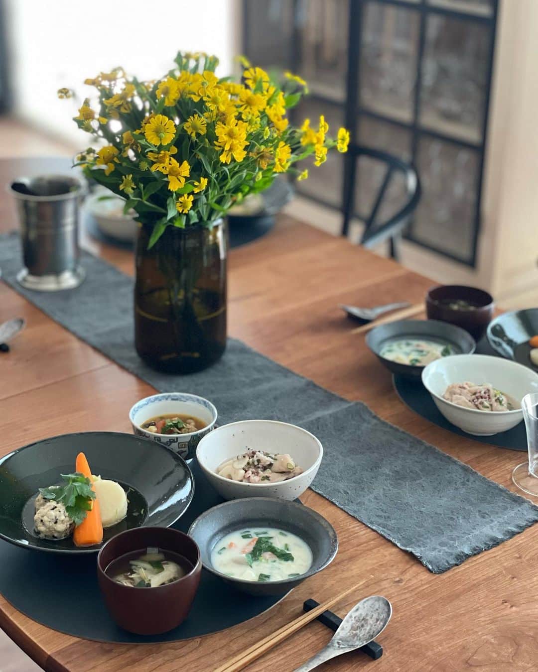 松見早枝子さんのインスタグラム写真 - (松見早枝子Instagram)「今週末は、秋の薬膳スープのレッスンでした🥄 ・ 秋から冬の体調を整えてくれる食材をたっぷりと😊 ・ どこでも手に入る日本の食材と、塩・しょうゆ・味噌などシンプルな調味料だけで作る、簡単なスープを5種ご紹介しました。 ・ 写真2枚目から、 ◾️ひじき入りはんぺん鶏団子と長芋のおでん風ポトフ ◾️秋鮭と里芋の豆乳チャウダースープ ◾️黒胡麻豆腐白玉のスープ ◾️鶏とれんこん、雑穀の参鶏湯風スープ ◾️豚バラ肉ときのこのミネストローネ ・ 毎日作っても飽きずに食べていただけるよう、ひとつひとつ全く違った味わいに。 ・ どれもお気に入りのレシピですが、皆さまも気に入ってくださって嬉しかったです🤍 ・ デザートは、 ◾️黒胡麻豆乳プリン　梨と白きくらげのソース ・ プリンには黒糖を使い、スープは梨だけの糖分で。 肌や粘膜を潤してくれる優しい味わいの薬膳スイーツです🌱 ・ 毎年開催している秋の薬膳レッスン。 夏の疲れと残暑の厳しさ、季節の変わり目で弱りがちな身体には、食養生が何より大切だと思います。 ・ ぜひたくさん作って、いつも計り知れないほどまめまめしく働いてくれている身体を、優しく潤して頂けると嬉しいです😌💛 ・ ・ #薬膳 #薬膳スープ #秋の薬膳 #薬膳スイーツ #料理教室tronc #料理教室トロン @tronc_saekomatsumi #粮理家 #ウェルネスフードスタイリスト #松見早枝子 #yakuzen for autumn #wellnessfoodstylist #saekomatsumi」9月17日 23時48分 - saekomatsumi