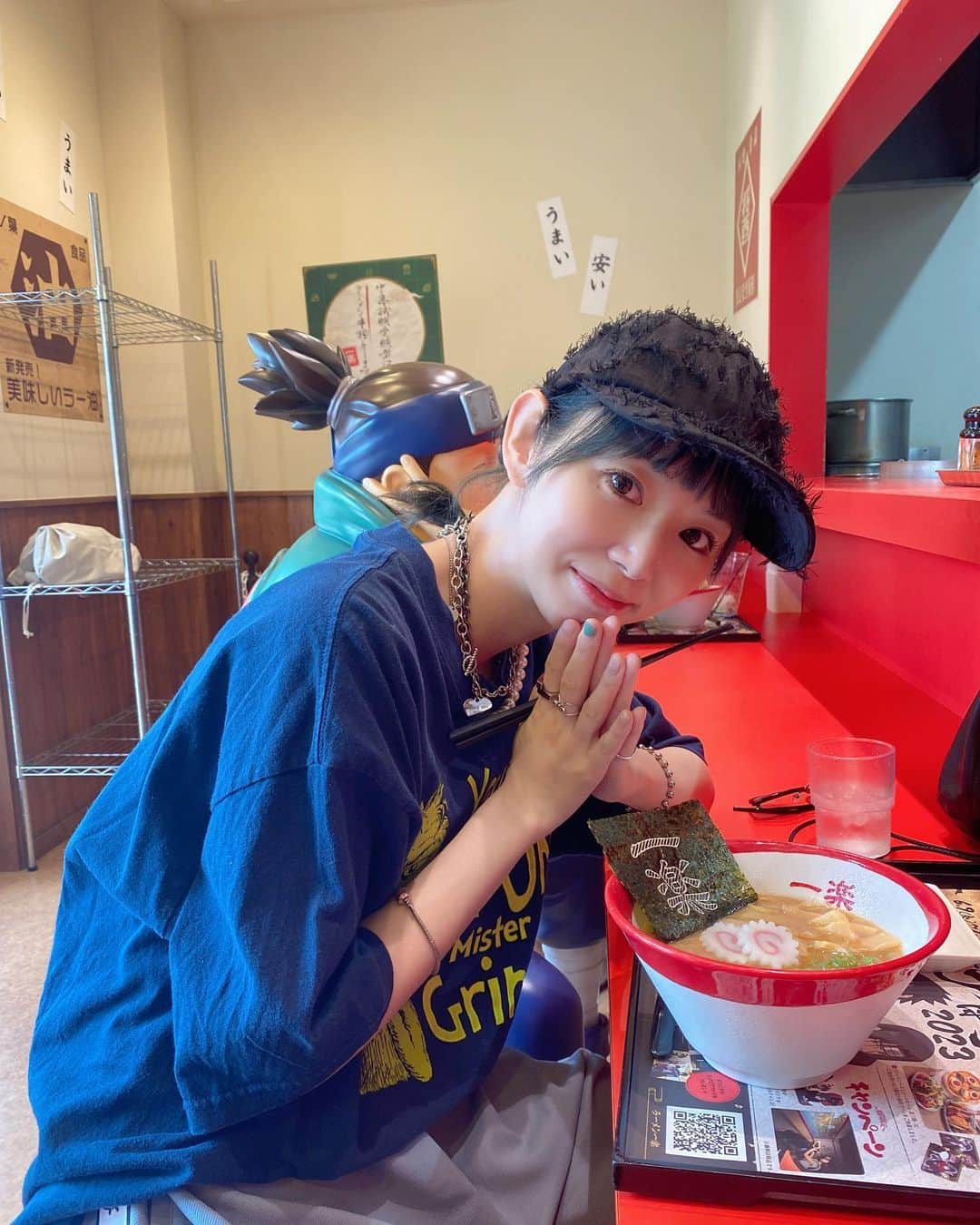 大場はるかさんのインスタグラム写真 - (大場はるかInstagram)「前にイルカ先生と一楽ラーメン食べた🍜  海外の方がラーメンと嬉しそうに自撮りしてた画角にちょっと大場が映り込んでたからピースしたら苦笑いされて国際交流失敗した👁️‍🗨️👁️‍🗨️👁️‍🗨️  #お兄ちゃん目線 #一楽」9月17日 23時40分 - oobaharuka