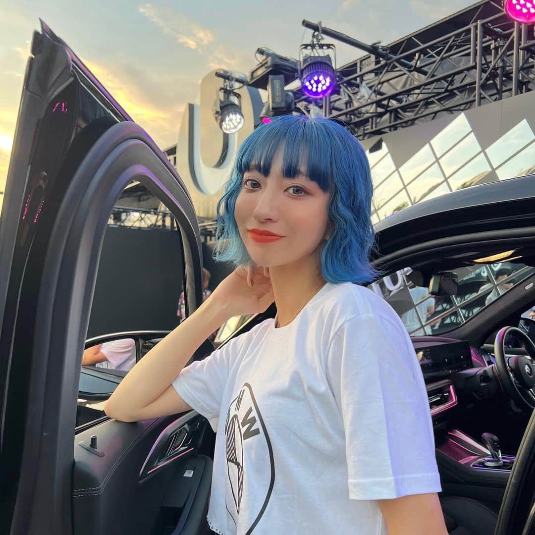 輝生かなでのインスタグラム：「ULTRA JAPAN 2days🌐1日目はラメラメ×オレンジリップ,2日目はピンクメイクでした！！ヘアも外ハネウェーブに…  hair: @shojiro_hairmakeup 🫶🏻 makeup: @daiki__1224 🫶🏻」