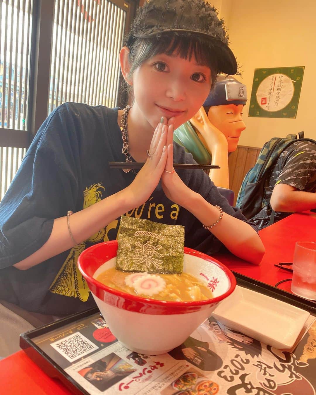 大場はるかのインスタグラム：「前にイルカ先生と一楽ラーメン食べた🍜  海外の方がラーメンと嬉しそうに自撮りしてた画角にちょっと大場が映り込んでたからピースしたら苦笑いされて国際交流失敗した👁️‍🗨️👁️‍🗨️👁️‍🗨️  #お兄ちゃん目線 #一楽」