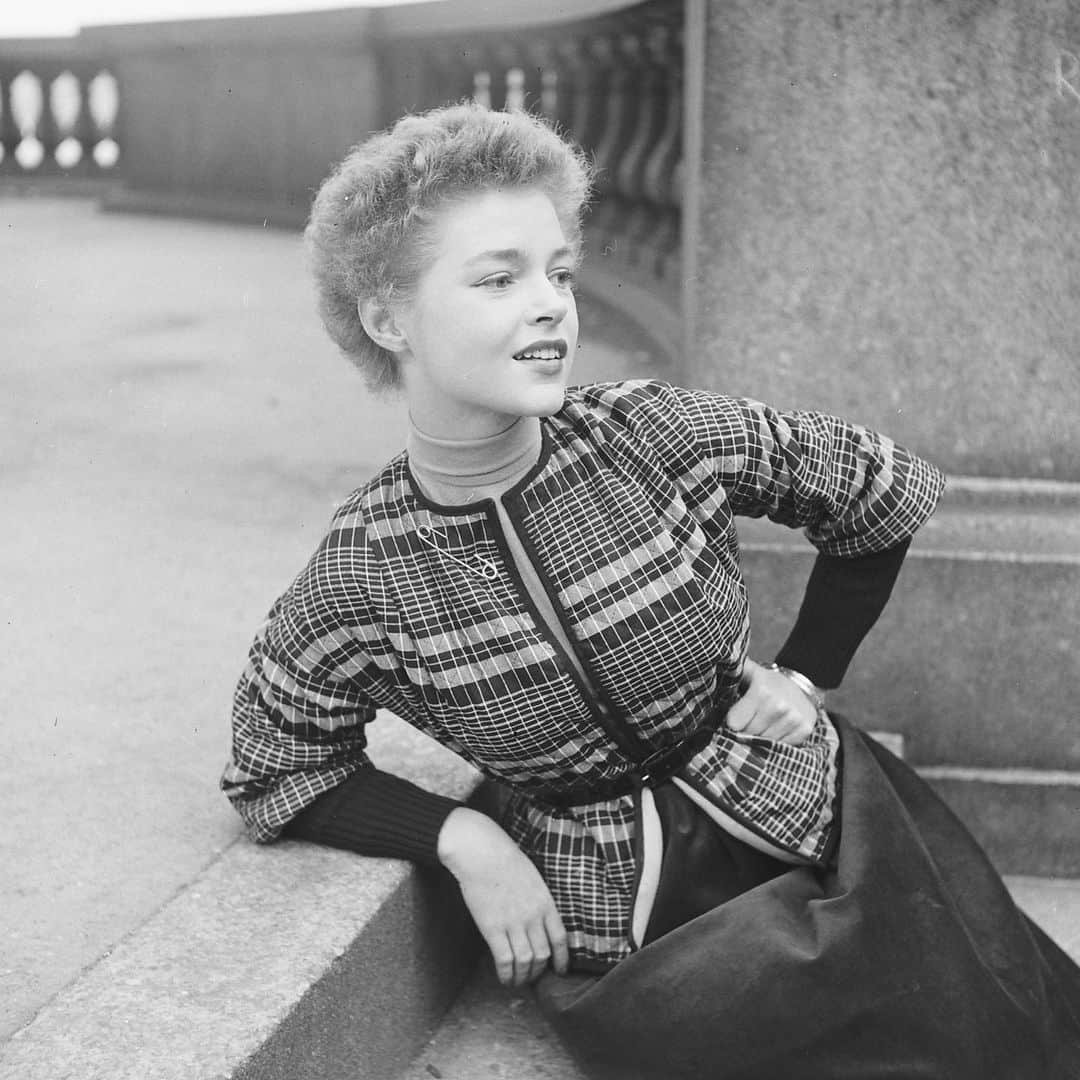 lifeさんのインスタグラム写真 - (lifeInstagram)「The August 6, 1951 issue of LIFE featured a back-to-college fashion spread that was all about the fabric. The pictures for the story were shot by LIFE’s legendary photographer Nina Leen, and they highlighted clothes which were light enough to be worn in those early days of the fall semester.  (📷 Nina LEEN/LIFE Picture Collection)   #LIFEMagazine #LIFEArchive #NinaLeen #CampusFashion #College #Style #1950s」9月17日 23時46分 - life
