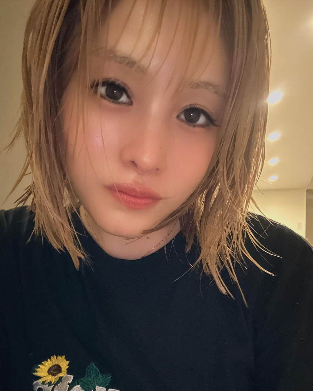 chiyoのインスタグラム：「. のんびり日曜日🦥*̣̩⋆ お休みがある事に感謝♡ . 2枚目はお姉ちゃんちのラテ♡ 癒しが過ぎる。 #猫#ペットセラピー #日曜日#心身共にすっぴんday」