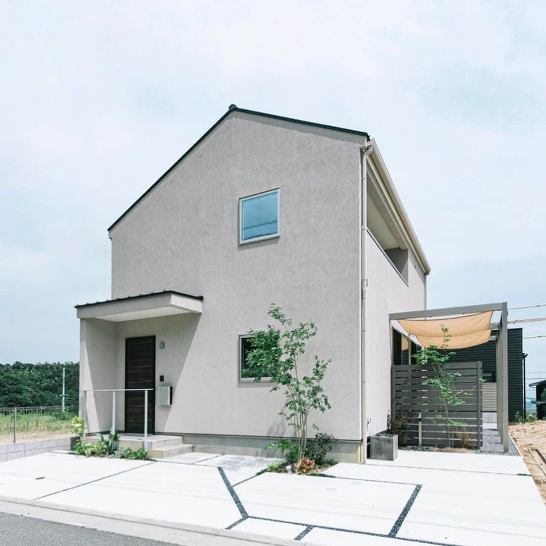 のインスタグラム：「「デザイン×時間×価格」 子育て家族のための ちょっとお得なセミオーダー住宅『N.STYLE』。  “家づくりにかける時間”と “コスト”を抑えながら、 好みやライフスタイルに応じて選べる 子育て家族に人気の家づくりです🏡👪  𓐄 𓐄 𓐄 𓐄 𓐄 𓐄 𓐄 𓐄 𓐄 𓐄 𓐄 𓐄 𓐄   施工写真・間取り集を LINEで無料ダウンロードできます ▼ハイライト[カタログDL]を𝑪𝒉𝒆𝒄𝒌 @nishimoto_house  𓐄 𓐄 𓐄 𓐄 𓐄 𓐄 𓐄 𓐄 𓐄 𓐄 𓐄 𓐄 𓐄  ⁡ 𖠿見学会・イベント予約 𖠿資料請求 𖠿家づくりのご相談 ⁡ DMまたは ハイライト・プロフィール画面の𝚄𝚁𝙻から ···▸ @nishimoto_house  𓐄 𓐄 𓐄 𓐄 𓐄 𓐄 𓐄 𓐄 𓐄 𓐄 𓐄 𓐄 𓐄 𓐄 𓐄 𓐄 𓐄 𓐄 ⁡ 🏠モデルハウス （春日野展示場） 土日平日見学🆗 住所：安佐南区山本新町4丁目34 当日予約もできます☏：0120-454-561 ⁡ 𓐄 𓐄 𓐄 𓐄 𓐄 𓐄 𓐄 𓐄 𓐄 𓐄 𓐄 𓐄 𓐄 𓐄 𓐄 𓐄 𓐄 𓐄  広島で創業55年/株式会社西本ハウス 住所:広島県広島市東区牛田新町4丁目8-40 𝖳𝖤𝖫:082-229-4561  @nishimoto_house  LIFE STAGE GROUP 福山・倉敷で建てるなら @__naturalhouse__ 名古屋で建てるなら @nagoya_naturalhouse  #セミオーダー住宅 #子育て目線の家づくり  #家事楽動線  #家づくりアイデア #間取り #広島家づくり #広島工務店  #ローコストデザイン住宅 #注文住宅 #西本ハウス #広島新築」