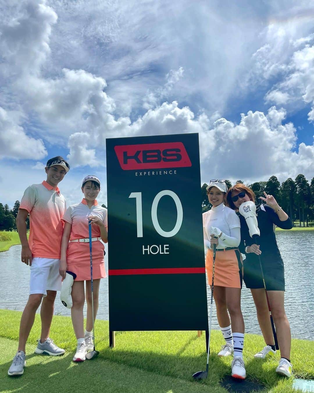 MINAMIのインスタグラム：「先日東京クラシッククラブにて KBS Apparel ブランドローンチイベントが開催されました⛳️ @kbs_japan  同組は恵さんとしんやさん、イリーちゃんと😚❤️ とっても楽しい素敵な組で1日最高でした😊  東京クラシックで100名以上のイベント！凄すぎました😳 私はレギュラーから75で全体で3位でした✨ 2個バーディとれて嬉しかった🫶  KBSのアパレルは スタイリッシュで大人っぽくシンプルで本当にカッコいいデザインでした🤭 スポーティーで機能性もあり 赤黒基調で格好良いウェアでした🏌️‍♀️ ウェア着るのが楽しみです😊  @pressmeg さんありがとうございました😊 誘ってくれた@cupidiry もありがとう❤️ とっても楽しい1日でした⛳️🫶  #ゴルフ #ゴルフ女子 #ゴルフ男子 #スポーツ女子 # #golf #golfing #golfer #golfwear #ゴルフウェア #ゴルフコーデ #YouTube #골프 #골프여자 #高尔夫  #コンペ #イベント #ゴルフコンペ #東京クラシック #東京クラシッククラブ」