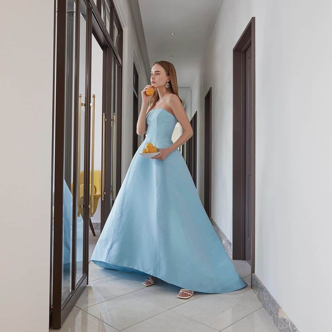 のインスタグラム：「TREAT MAGAZINE 2023 * I am I  ドレスとの出会いの数だけ 私らしさを創ることができる  私はわたし 私であることを愉しんで  その姿は 誰にも真似できない　唯一無二の ブライズスタイルだから  ◼︎Product number 101-09262 / Monique Lhuiller @moniquelhuillier @moniquelhuillierbride   Photographer：@yukariisa13 Hair & Make : @vamp.kadota Flower : @iida.satoshi  Direction : TREAT PRESS & members  #thetreatdressing #treatdressing #ザトリートドレッシング #トリートドレッシング #トリート」