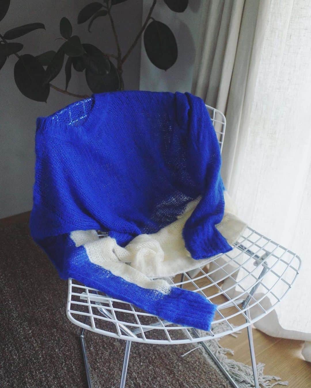 のインスタグラム：「PAMMらしいゆるさと大胆の配色のバランスが可愛いローゲージニット届いた🔵⚪️  カーディガンも持ってる、汽水域のニットシリーズ。 まだまだ暑いけど、展示会で頼んだ秋服も続々届いてきて気持ちは秋🍁  saharaの新作も早く着たいし 涼しくなってほしぃ🙏」