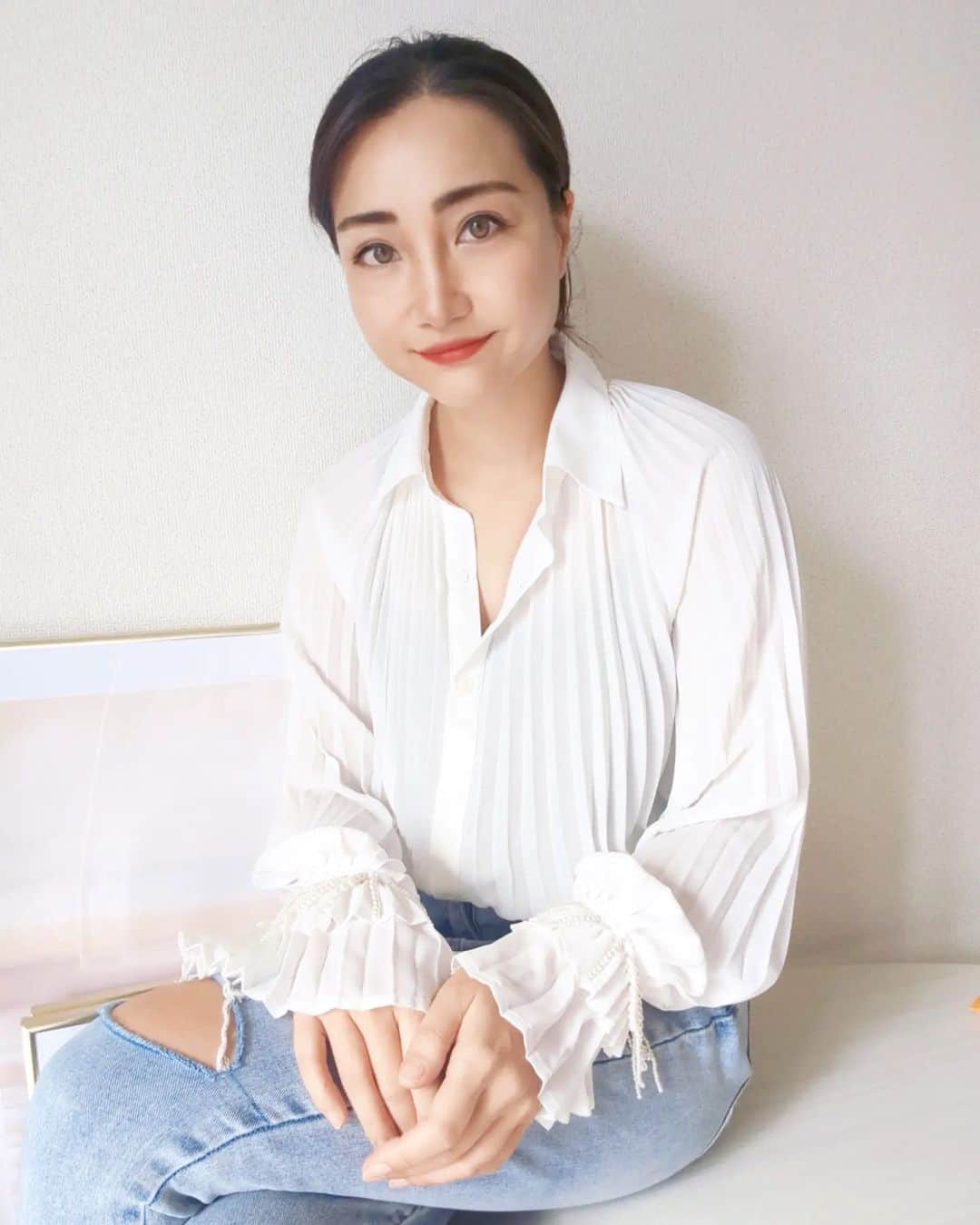 のインスタグラム：「おつかれさま😊 . 伝えられる間に、伝えよう。 できる間に行動に移そう。 考えられる間に考えよう。 先延ばしをやめよう。 そしたら一気に状況が動いた。 きっと最善のタイミングで。 . . 9/30まで、 お買い上げ金額1～5,999円までは15%OFF、6000円以上は20%OFF ♥クーポンコード→→23FWJP45 ひろみの着用商品を載せておくね😊♥ . MOTF PREMIUM 無地柄 プリーツ詳細 フラウンススリーブ プリーツヘム ブラウス 22012316 . . sponsored  @Shein_japan　@Shein_official #SHEINforAll  #SHEINpartner  #ad . .  #秋服　#秋服コーデ #お花すきな人と繋がりたい 　 #秋コーデ　#デニムコーデ　#旅行コーデ #デニム　#denim　#ワンピース #yoga#筋トレ#ダイエット#ボディーメイク #筋トレ女子#ダイエット仲間募集　 #kyoto #京都　#kyotojapan」