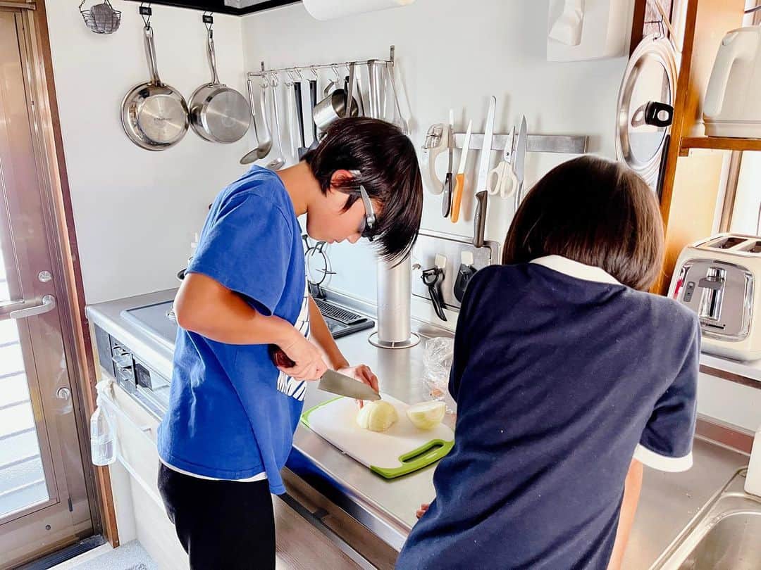 トテンのインスタグラム：「たまちゃんがたくさん玉ねぎ切って、ミートソース丼🍝を作ってくれました🙌🏻  味付けの基本はトマトケチャップと少しの中濃ソース、というお手軽時短メニューです。  気分で日本酒ふったり醤油をひと回ししてみたり、コショウを多めにするとか、ハーブを使うとか、色々。  今日はこの夏モリモリ育ったバジルやオレガノを乾燥させたのを入れてみました！  香りは何だかよく分からなかったけど、自家製楽しい😂」
