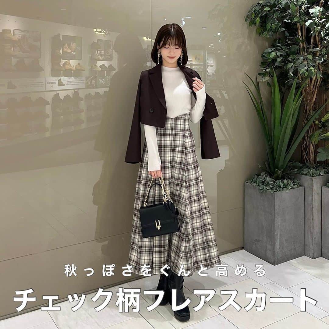 MERCURYDUOのインスタグラム：「《NEW ARRIVAL》  ／ 　秋っぽさをぐんと高める、 　チェック柄のハイウエストフレアスカート  ＼  ⁡ #チェックハイウエストコルセットスカート color:brown/black size:S/M  ⁡ アイテム詳細は @mercuryduo_stylingの TOPリンクからCHECK出来ます。  ＿＿＿＿＿＿＿＿＿＿＿＿＿＿＿＿＿＿＿＿＿＿＿＿＿＿  ⁡ @mercuryduo_com   #MERCURYDUO #公式通販RUNWAYchannel #マーキュリーデュオ  ＿＿＿＿＿＿＿＿＿＿＿＿＿＿＿＿＿＿＿＿＿＿＿＿＿＿ #秋服コーデ#ジャケットコーデ#チェックスカート#チェックスカートコーデ#レースアップスカート#ハイウエストスカート#きれいめコーデ#ロングスカート#アームウォーマー#ミニバッグ#デートコーデ#オフィスカジュアルコーデ#olコーデ#olファッション#モテコーデ#大人可愛いコーデ」