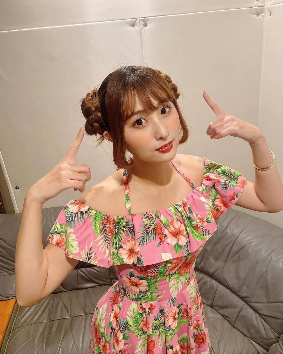 青野美沙稀のインスタグラム：「足利ロックンロールランデブー❤️ ありがとうございました〜！  長年お世話になっているイベント🎙️☆  めちゃくちゃ楽しかったし 初めての方も多くて また来たいなって思ってもらえてたら 嬉しいなっ✌︎✌︎  キャッさんもたくさんで 最高の極みでした、ありがとう🍑  髪型は初の羊ちゃんヘアーに してもらいました🐏🩵  @shigemi.katcut 🌹Thank you  #ビスキャッツ #biscats #thebiscats #aloha #アロハ #アロハワンピ #羊ヘアー #ロックンロールランデブー #足利 #栃木 #live #ライブ #rockabilly #ロカビリー」