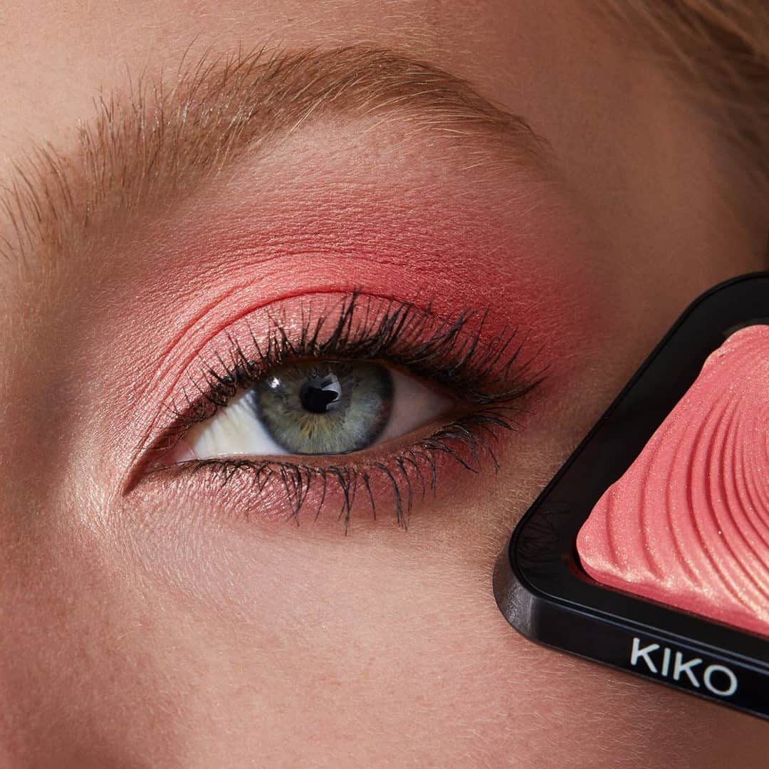 KIKO MILANOさんのインスタグラム写真 - (KIKO MILANOInstagram)「Look at this shade 😍 Extreme coverage, pure luminosity, and long-lasting hold! Enriched with moisturizing, smoothing active ingredients, you’ll adore its light, imperceptible texture 💖 Try our brand-new Water Eyeshadow on your next #eyelook! ⁣ ⁣ New Maxi Mod Mascara - New Water Eyeshadow 07, 08 - Micro Precision Eyebrow Pencil 02 - Lasting Precision Automatic Eyeliner & Khol 16⁣」9月17日 18時30分 - kikomilano