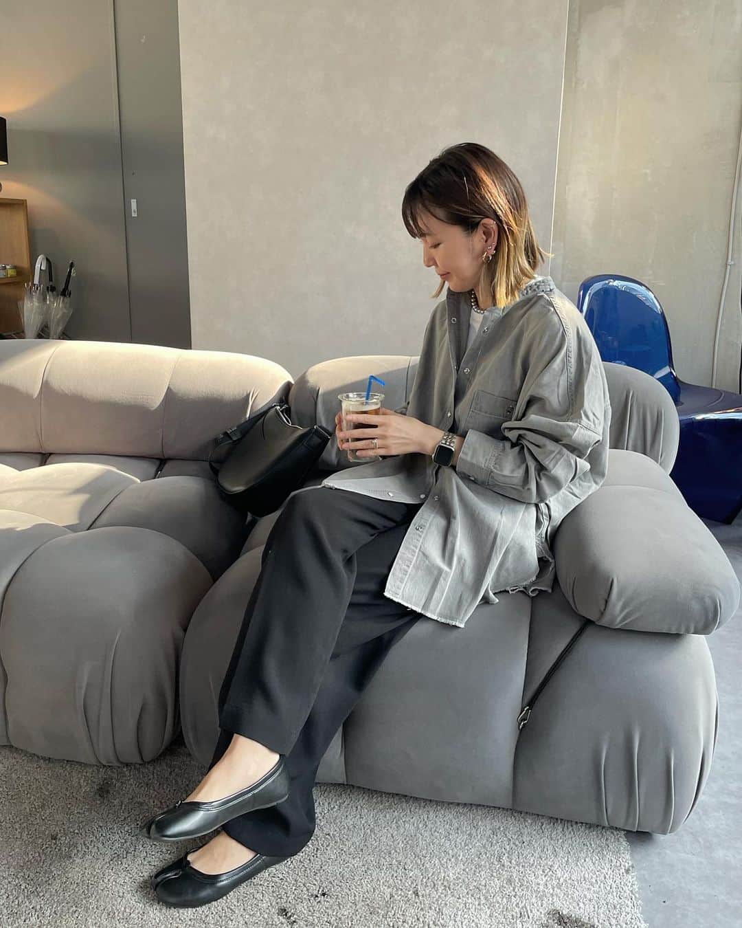 のインスタグラム：「2023/09/17  .  今日は娘の部活がお休みだったので 家族でお出かけ〜🚗³₃  めちゃめちゃいい天気で目がやられました😇 昼はインドカレーに、夜は寿司🍣で 本日主婦業お休み❤️いえーい🙌  .  デニムオーバーサイズシャツ @hunch_official_w   スタンドカラーで珍しいグレーのデニムシャツ。 色味がかわいい🩶 襟と裾の加工もポイント✨  . .  #hunch #hunch_ootd #ハンチ #デニムシャツ」