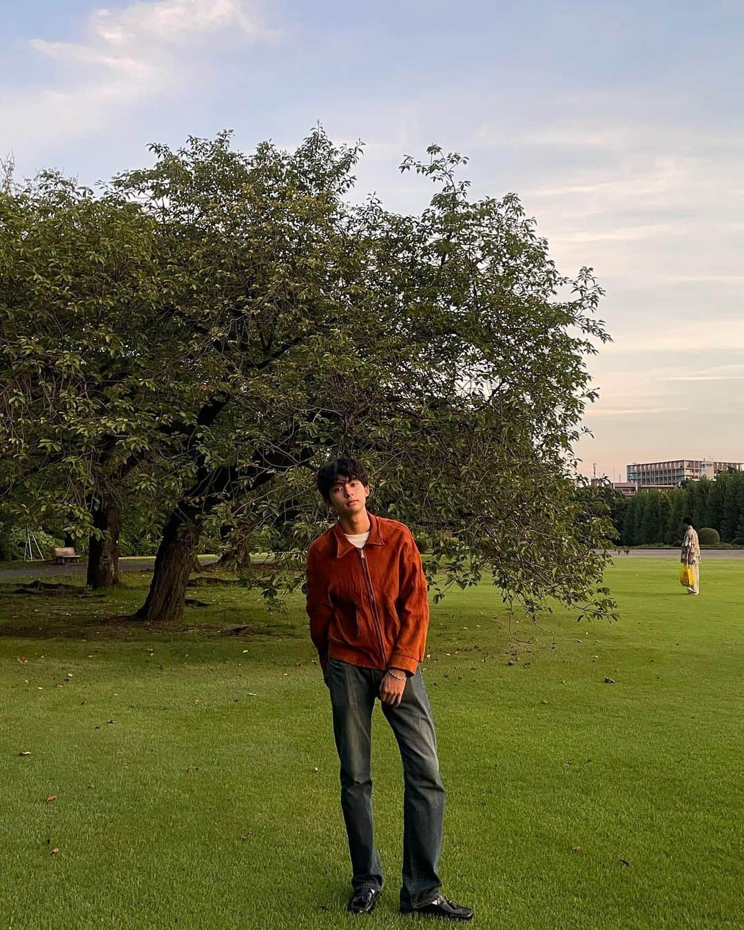 松井大奈さんのインスタグラム写真 - (松井大奈Instagram)「僕の秋の私服コーデです🍁🍂 60~70年代のレザージャケットをメインに持ってきました！ 色合いも秋っぽくて僕のお気に入りの1着です！  そしてついに、メンズノンノモデルオーディション2023の投票終了前日となってしまいました。ここまで約1ヶ月半、応援、投票、宣伝してくださった皆様ありがとうございました🙇‍♂️ 自分自身最終ファイナリストまで残れたことにすごく驚いていますが、皆様の支えが大きな力となっていた事を強く感じた期間でした。 そして、メンズノンノ専属モデルになり、皆様にファションや美容の楽しさ、魅力をたくさん伝えられる存在になりたいです‼️ 残り2日間、最後の最後まで応援、投票よろしくお願いします。   #メンズノンノモデルオーディション2023  #メンズノンノ  #松井大奈」9月17日 18時31分 - akvysv