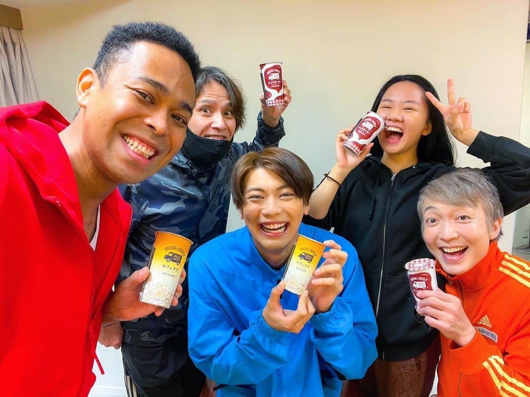 遥海のインスタグラム：「#ラグタイム 昼公演ありがとうございました♪  そしてなんと、大好きなチョコモーモーがまた飲めるなんて！アメイジング！🥹  こちらは公演前の写真😂 みんなの素顔w  今日は10公演目でした！ 明日はマチソワ！  今夜はタンパク質をたくさんとります🫡」