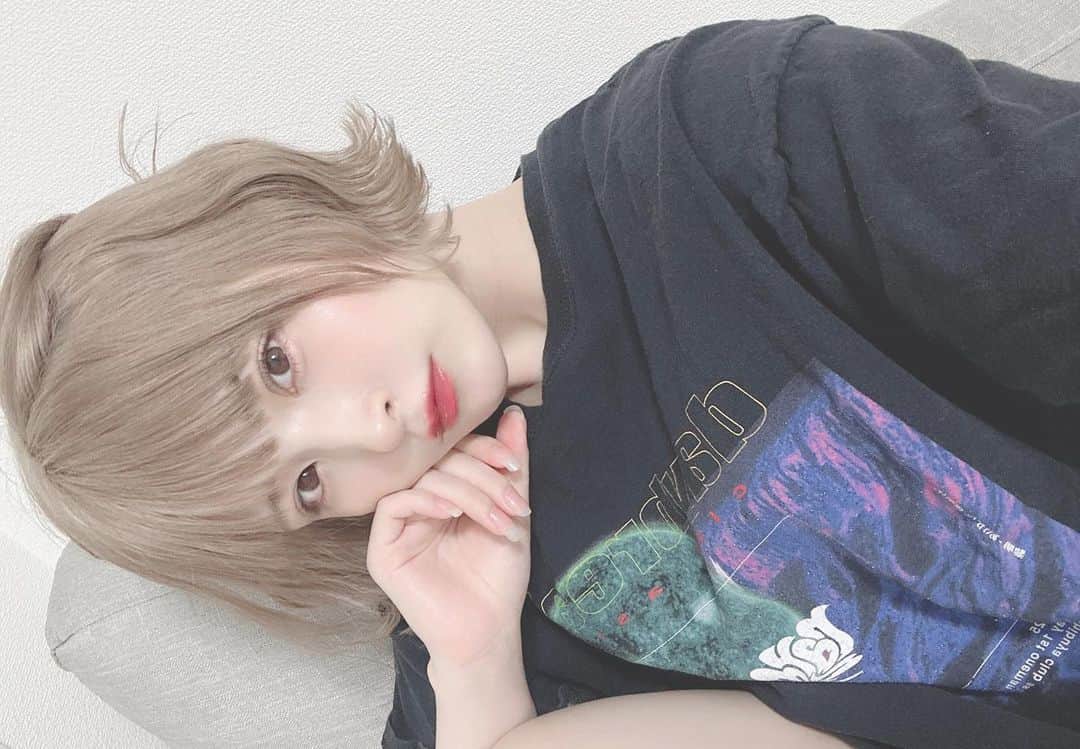 ひっそりゆうみのインスタグラム：「白いTシャツ沢山あったはずなのに、どんどん食べ物で汚してなくなる。。。白T好きなのにな。。。」